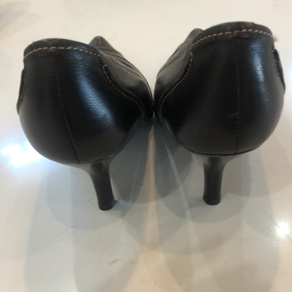 Navy and brown Coach pointy toe heel both pair women's size 81/2 but run 9 - Picture 16 of 16